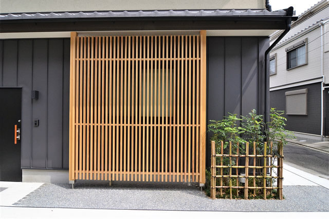 上京区「鋼板＋木格子がある家」
